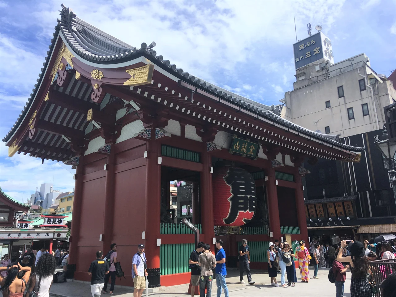 센소지 가미나리몬의 큰 등과 문 주변 풍경