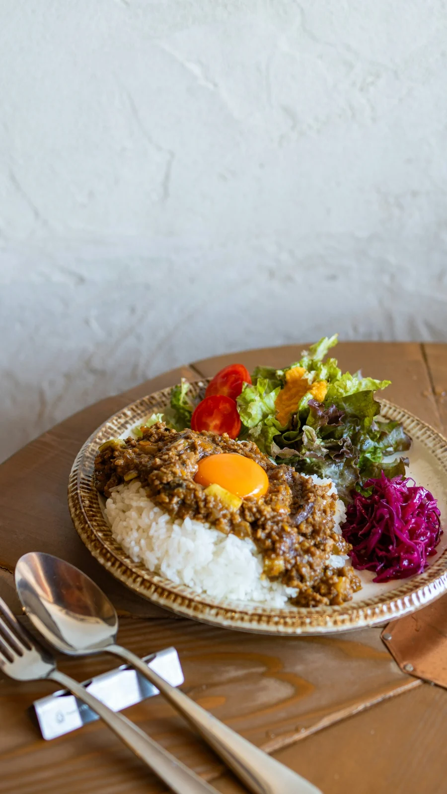 도쿄 카레 맛집 16곳, 수프카레·오므라이스·요쇼쿠까지 2 샐러드와 달걀노른자를 곁들인 일본식 카레라이스