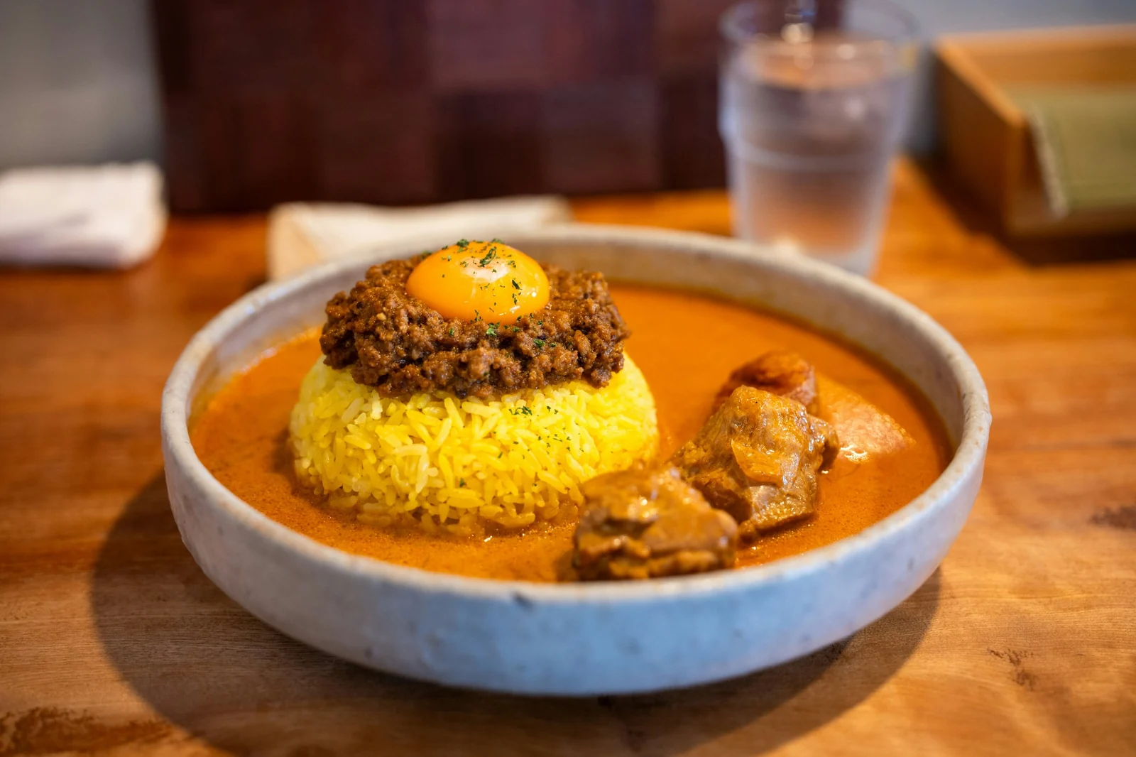 도쿄 카레 맛집 16곳, 수프카레·오므라이스·요쇼쿠까지 1 달걀노른자와 고기를 곁들인 일본식 도쿄 카레 맛집