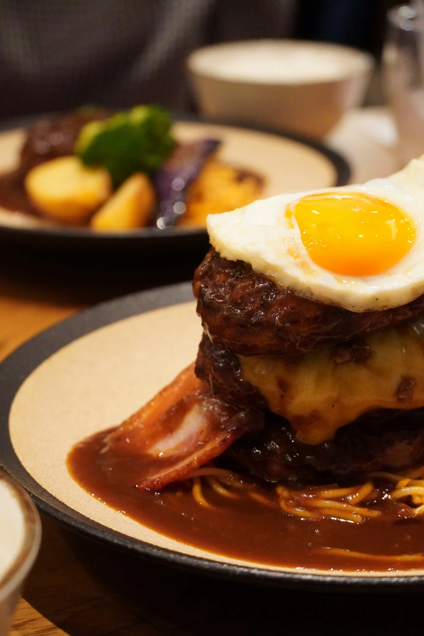 도쿄 함바그·스테이크 맛집 13곳, 야키니쿠·버거까지 1 달걀프라이와 치즈를 올린 두툼한 도쿄 함바그 맛집