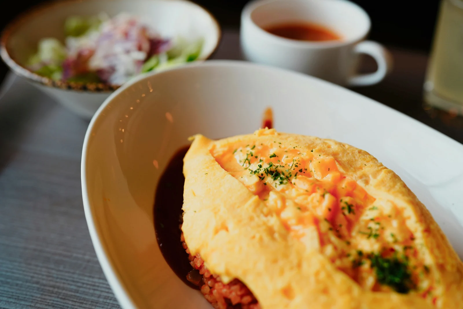 도쿄 카레 맛집 16곳, 수프카레·오므라이스·요쇼쿠까지 3 데미글라스 소스와 함께 담긴 일본식 오므라이스
