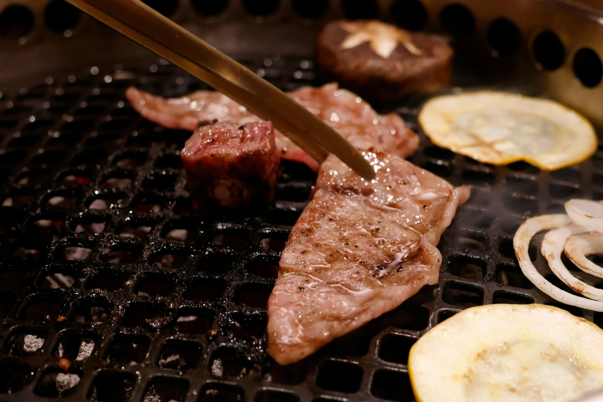도쿄 함바그·스테이크 맛집 13곳, 야키니쿠·버거까지 2 불판 위에서 고기와 채소를 굽는 일본식 야키니쿠