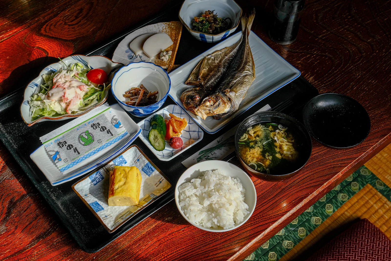 도쿄 신주쿠 맛집 20곳, 라멘·돈카츠·우동·이자카야까지 4 돈카츠와 밥, 국이 함께 놓인 일본식 정식