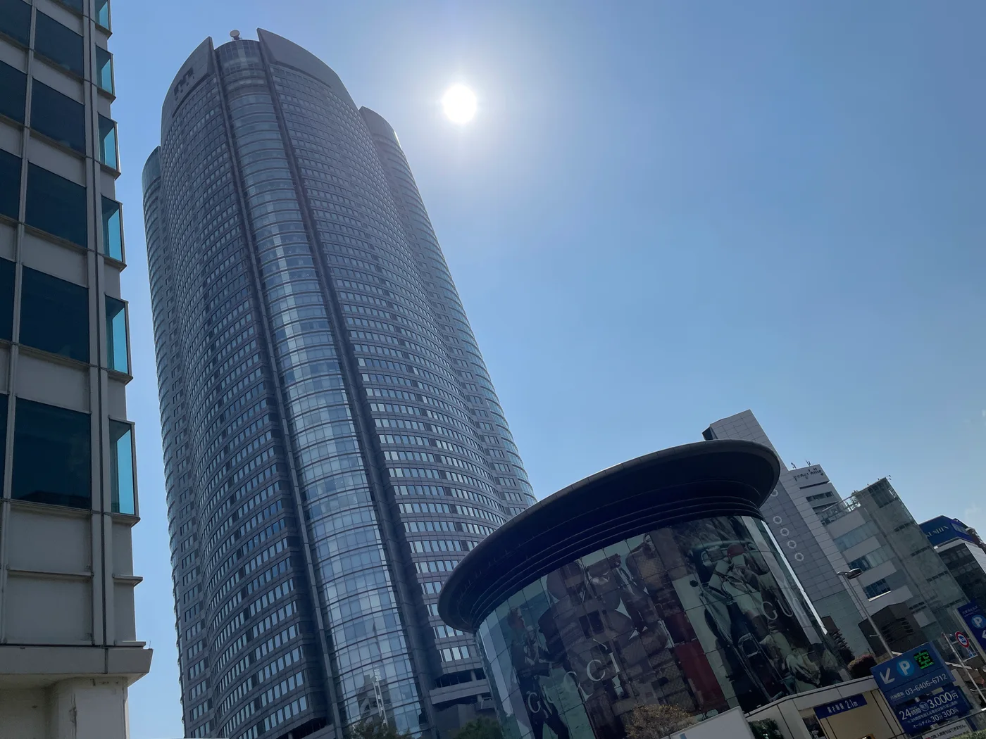 도쿄 롯폰기 맛집 15곳, 아자부주반·아자부다이 식사와 카페 1 롯폰기 힐즈 모리타워를 올려다본 모습