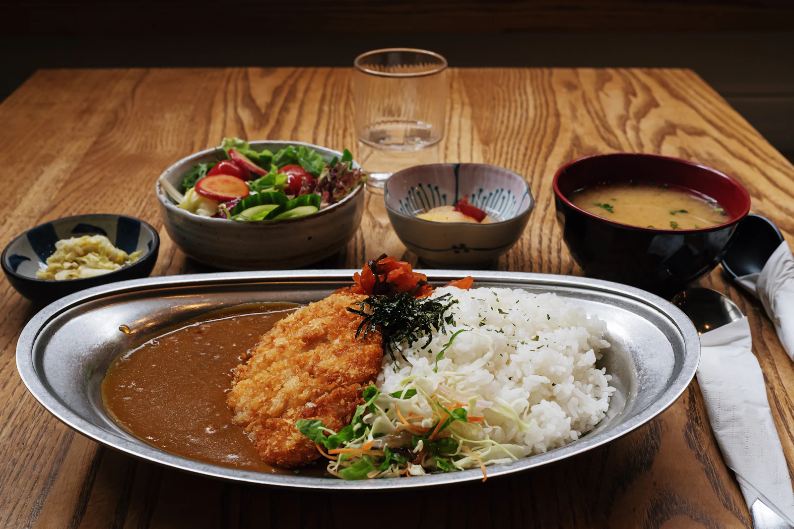 도쿄 아키하바라 맛집 13곳, 칸다까지 라멘·돈카츠·카레·소바 3 밥과 함께 접시에 담긴 일본식 카레 라이스